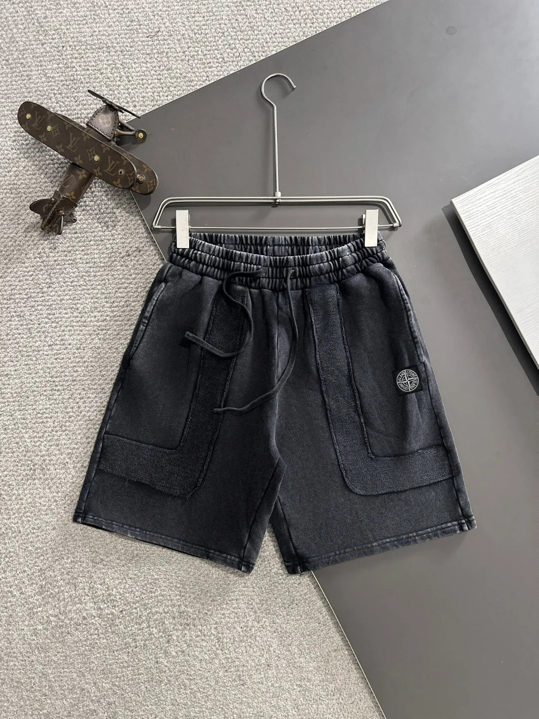 🅿️330 shipped next day, high quality Stone lsland/stone island 2025 spring and summer new style casual solid color loose shorts with elastic band, two needle stitches at the hem of the trousers, fine and firm stitching, custom-made fabrics at the counter, high breathability and comfort, impeccable details, brand element design concept, reflecting high quality. It feels delicate and soft! It presents a casual cut and the upper body shape is great! Size: S-XXL
